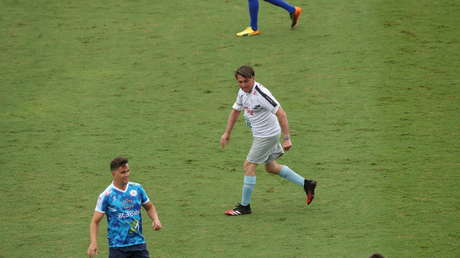 Reportan que Bolsonaro gastó más de 6.000 dólares de las arcas públicas brasileñas en la transmisión de un partido de fútbol en el que participó