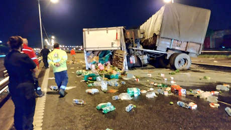 VIDEO: Un camión vuelca en en una autopista argentina  y decenas de personas se llevan alimentos del vehículo