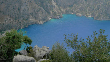 Acusan a un hombre de empujar a su esposa embarazada por un acantilado para cobrar el seguro, él se declara inocente, pero todo quedó grabado en video