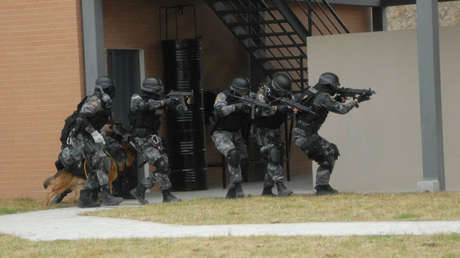 Cámaras de los efectivos de la Policía ecuatoriana graban el operativo de toma de control de una de las tres cárceles amotinadas (VIDEOS)