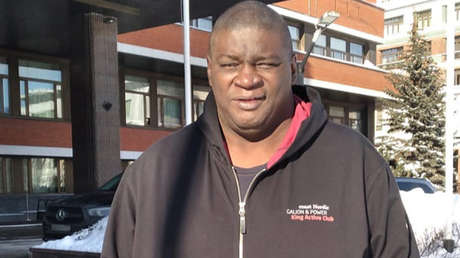 Un gigante brasileño de la MMA derriba a su rival con un feroz golpe y celebra erróneamente su victoria en el combate (VIDEOS)