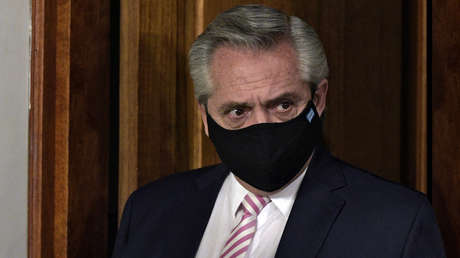 ¿Invento de los periodistas? El Gobierno argentino niega la existencia del 'vacunatorio VIP' pero difunde una lista que revela que hubo privilegios