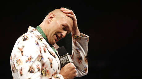 Tyson Fury promociona una sudadera y se convierte en motivo de burla por un desafortunado error de escritura