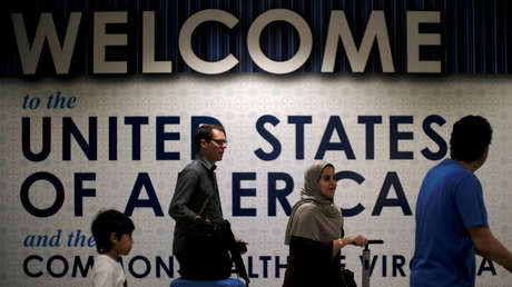 Biden revoca una decisión de Trump que impedía que varios solicitantes de 'green cards' y trabajadores extranjeros temporales ingresaran a EE.UU.