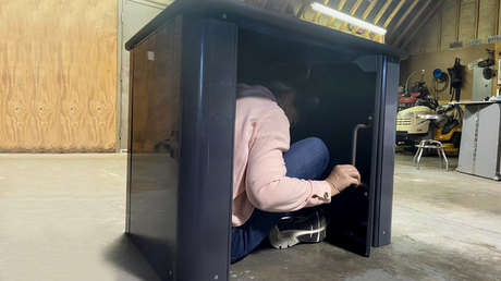 Crean en EE.UU. un escritorio resistente a las balas, que puede servir de refugio en caso de un tiroteo en la escuela