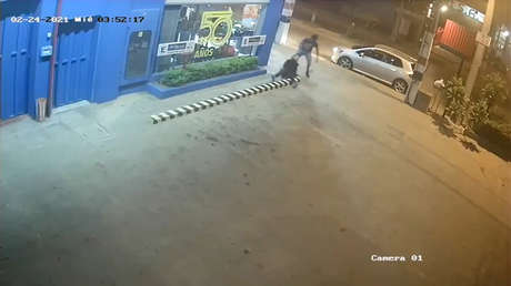 Un hombre ataca brutalmente a su expareja en la calle en Paraguay dejándola inconsciente y con la cabeza fracturada