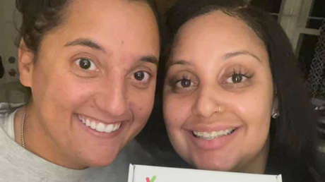 Dos amigas que trabajaban juntas y se conocían desde hace varios años descubren que son hermanas biológicas