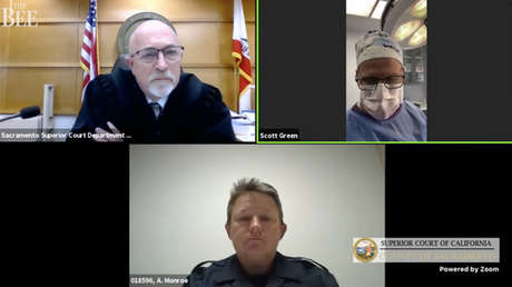 Un cirujano se conecta para declarar en un proceso judicial mientras está operando en un quirófano