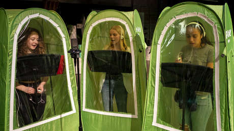 Una escuela obliga a una banda musical de alumnos a ensayar en tiendas de campaña individuales por el covid-19 y termina duramente criticada (FOTO)