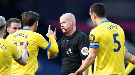 Un árbitro de la Premier League anula un gol, luego lo valida y el VAR lo vuelve a anular (VIDEO)