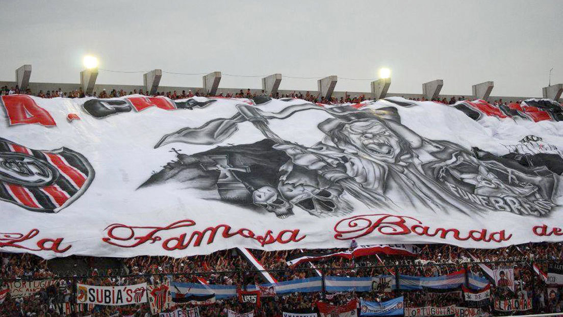 El argentino detrás de los inmensos telones de fútbol que despliegan los hinchas en los estadios (y que exportó su arte a otros países del mundo)