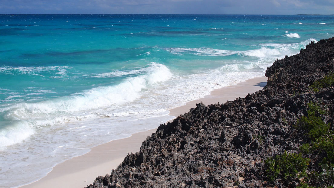 Encuentran en Bahamas una misteriosa bola de metal cubierta con un texto en ruso (FOTO)