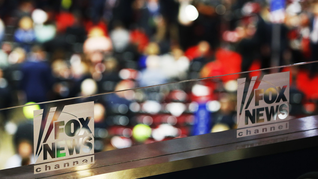 VIDEO: Un periodista mantiene la calma mientras un tiroteo estalla a sus espaldas