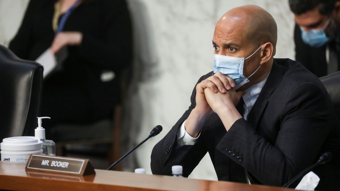 La BBC se disculpa por entrevistar en vivo a alguien que se hizo pasar por el senador Cory Booker