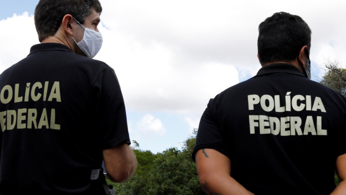 "Él está ahí afuera": Una mujer víctima de violencia machista pide ayuda con una nota a un empleado de un banco en Brasil