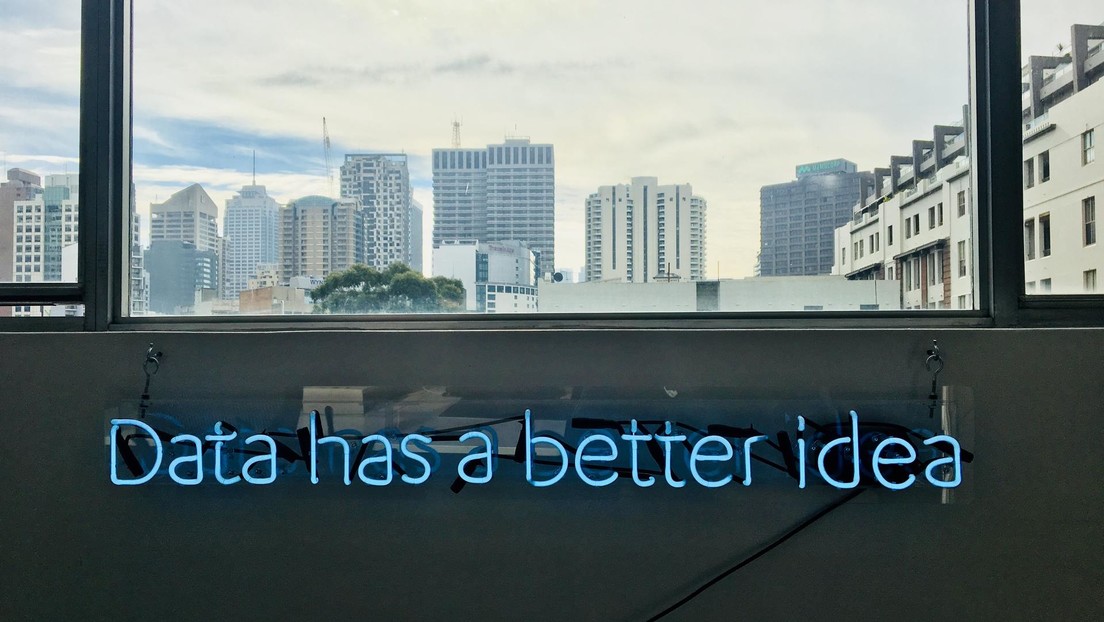 Los 'chatbots' ya pueden resucitar a los muertos y plantean las primeras dudas sobre nuestra huella digital