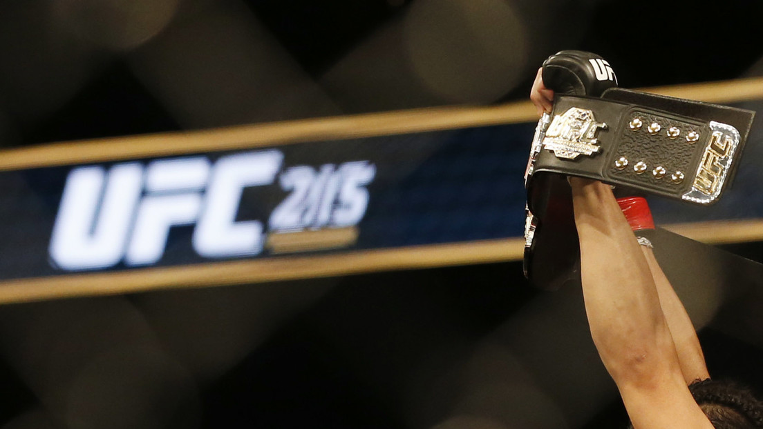 Un luchador de MMA le propina a su rival un rodillazo ilegal en la cara y pierde el cinturón de la UFC (IMÁGENES)