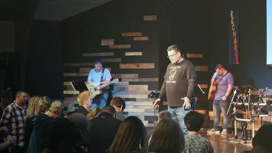 Suspenden a un pastor por instar a las feligresas a cuidar su peso para que sus esposos no las engañen