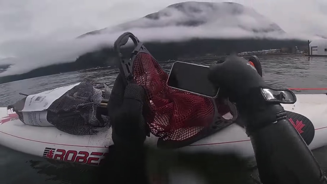 Una mujer recupera su iPhone en funcionamiento tras permanecer seis meses en el fondo de un lago (VIDEO, FOTO)