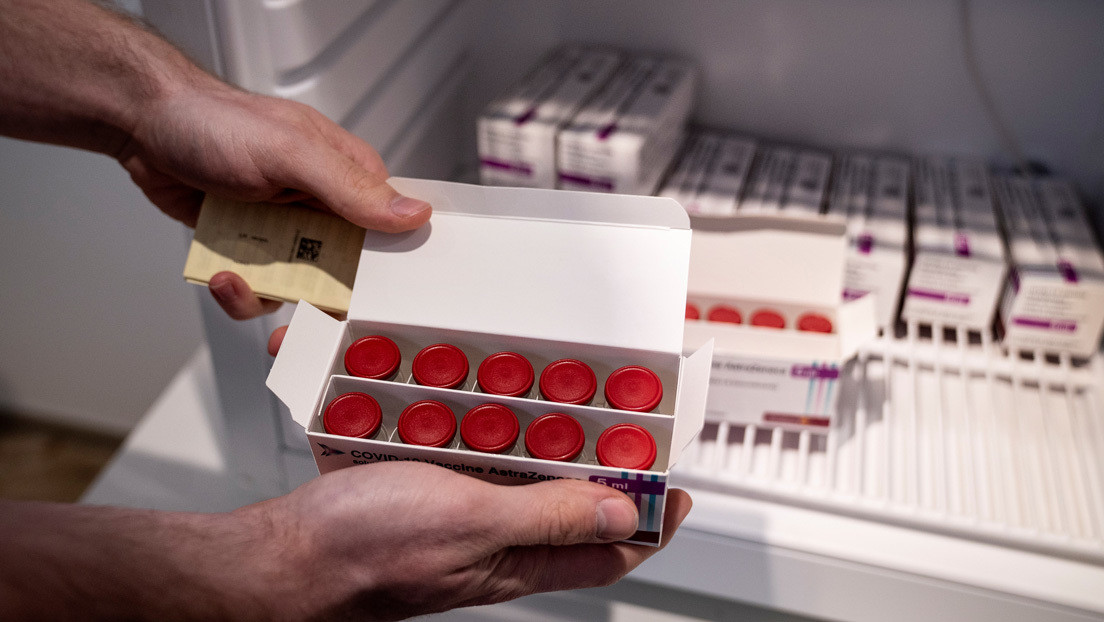 Varios países europeos suspenden la vacunación con el fármaco de AstraZeneca, mientras que la EMA dice que sus beneficios "superan" los riesgos