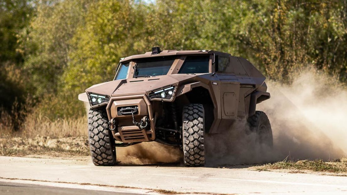 VIDEO: Volvo presenta "el primer vehículo blindado verdaderamente híbrido del mundo", capaz de moverse como un cangrejo