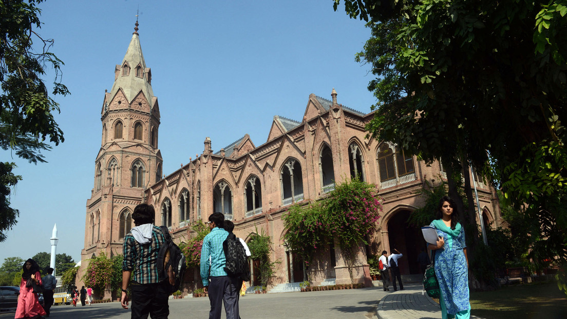 VIDEO: Estudiantes se abrazan en público tras una propuesta de matrimonio y acaban expulsados de la universidad, causando polémica en Pakistán