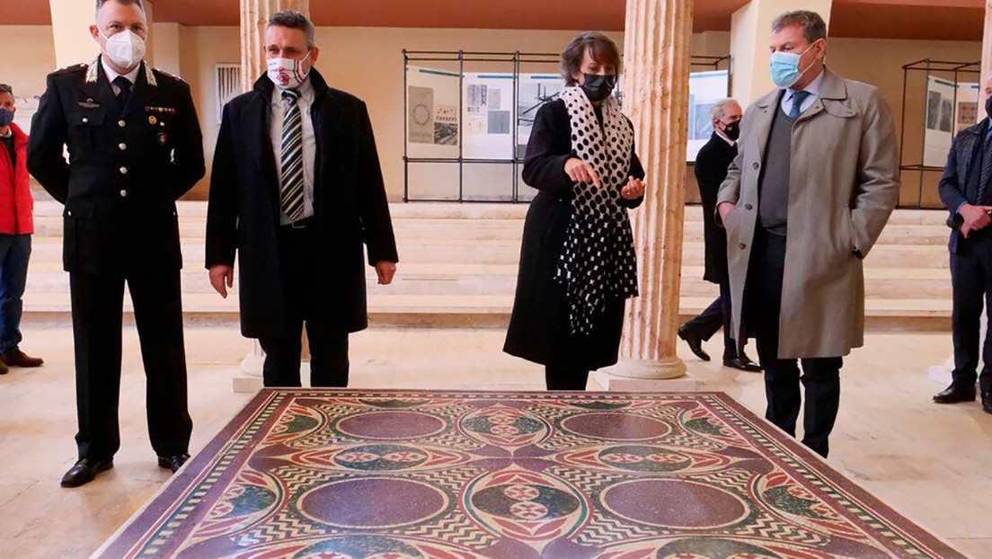 Descubre que su mesa de café durante más de 40 años es un mosaico perdido del emperador Calígula