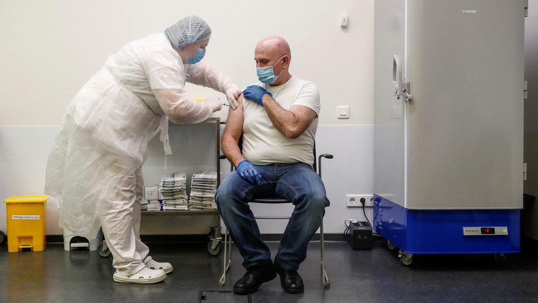 Creadores de Sputnik V aseguran que no hubo muertes ni casos graves de covid-19 entre los vacunados con su producto