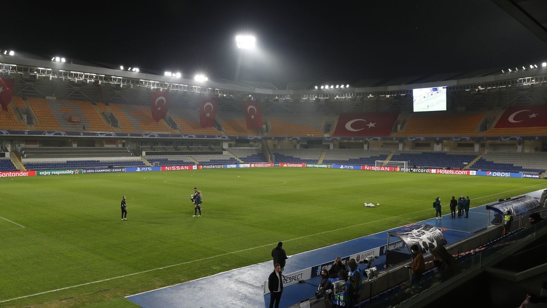 "La entrada más salvaje": un futbolista derriba a un rival con una patada voladora directa a la cara (VIDEO)