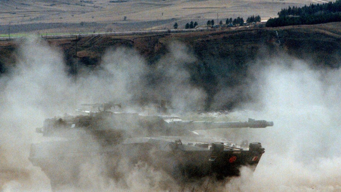 FOTOS: Un vehículo blindado del Ejército italiano abate por error un gallinero durante ejercicios militares