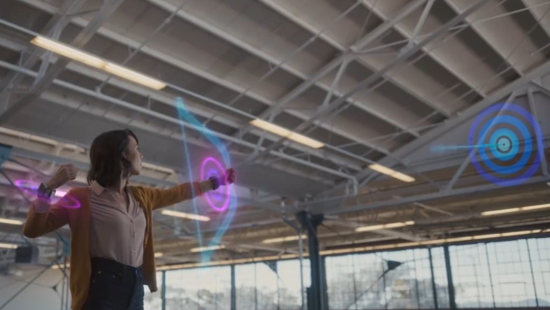 Facebook 'se saca de la manga' una pulsera que permitirá manejar la realidad aumentada (VIDEOS)