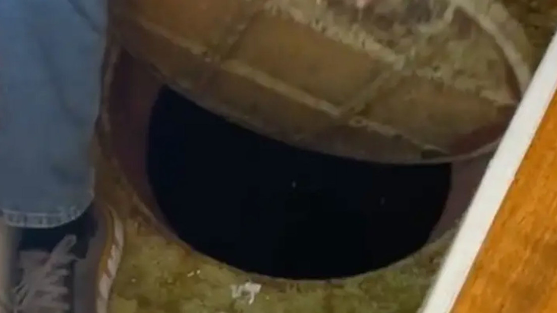 Una 'tiktoker' de EE.UU. retira un armario y descubre un refugio antibombas de la Guerra Fría (VIDEOS)