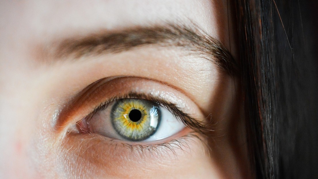 Un "raro e inusual" padecimiento médico hace que una joven sangre por los ojos durante su periodo menstrual