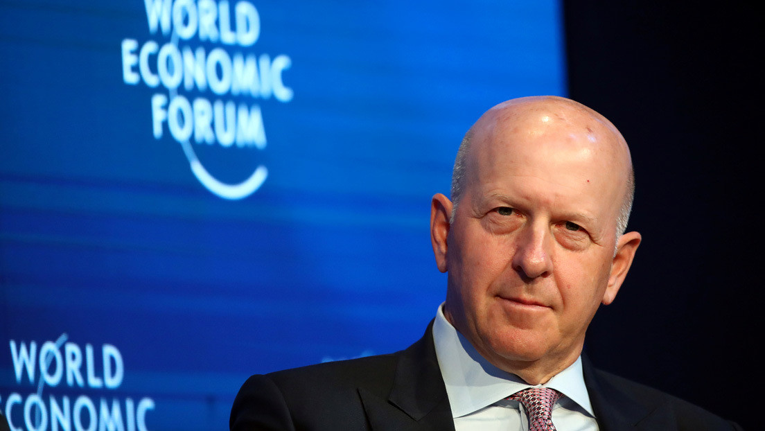 Tras quejas por semanas laborales de 100 horas, Goldman Sachs permitirá que sus empleados descansen los sábados