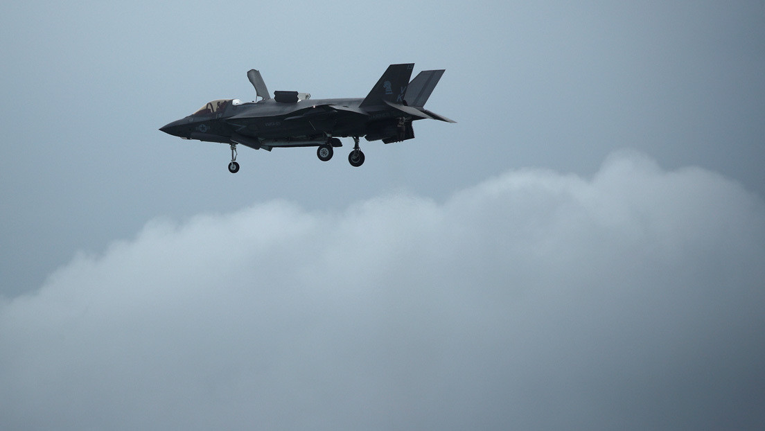 Un caza sigiloso F-35B del Cuerpo de Marines de EE.UU. dispara su cañón y se daña a sí mismo