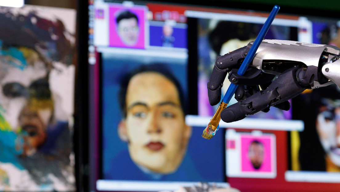 Subastan por casi 700.000 dólares una obra digital NFT creada por el robot que prometió destruir la humanidad