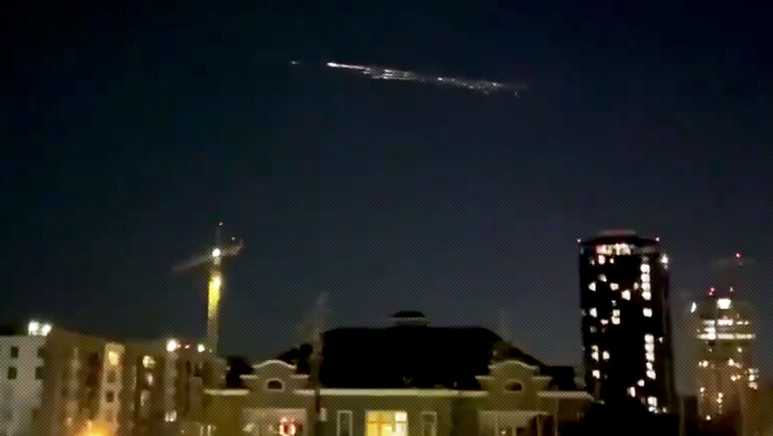 Una sección del cohete Falcon 9 de SpaceX se desintegra al entrar en la atmósfera, brindando un impresionante espectáculo (VIDEOS)