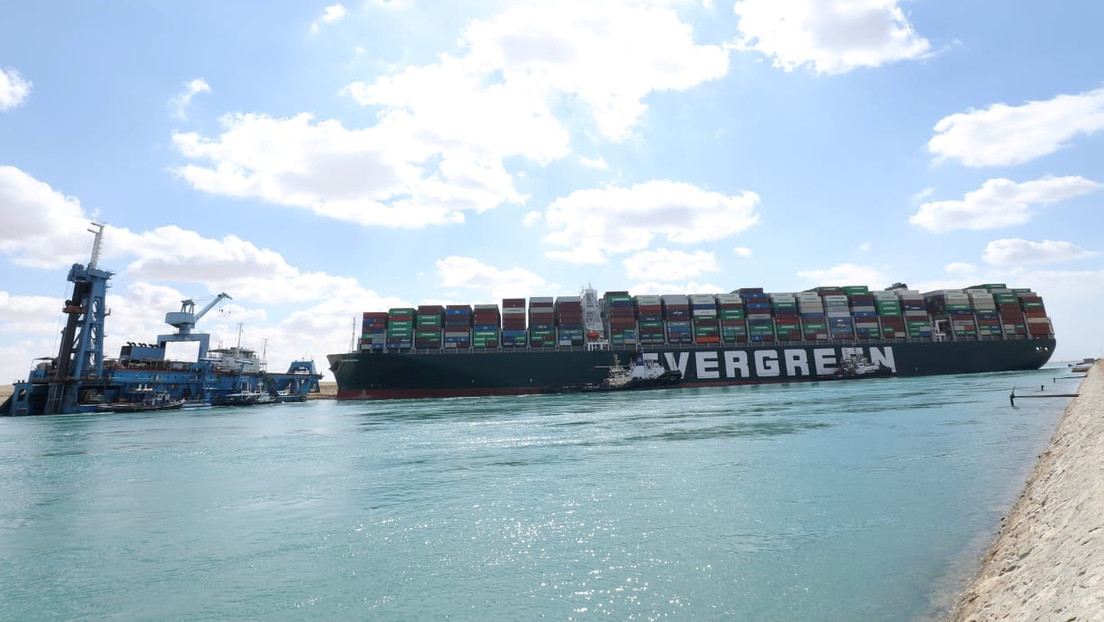 Reportan que el enorme carguero Ever Given se movió por primera vez tras encallar en el canal de Suez