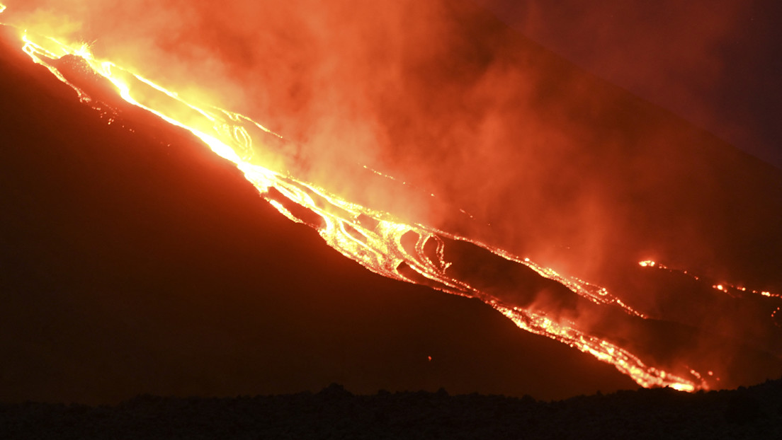 VIDEO: Ríos de lava y explosiones de ceniza desde el volcán guatemalteco de Pacaya, tras más de 50 días de constante actividad
