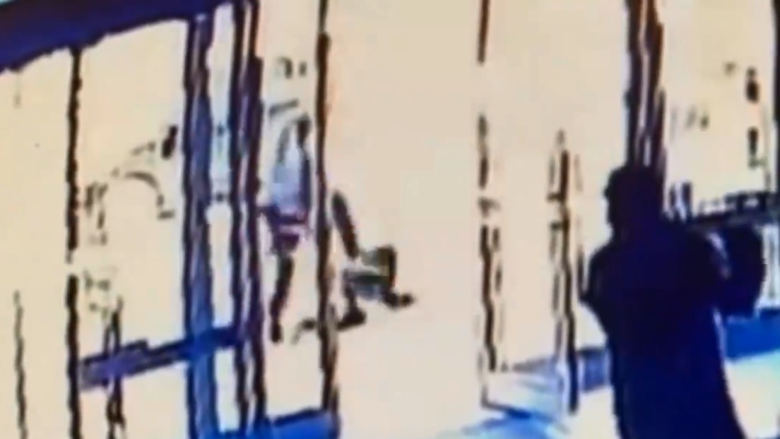 VIDEO: Un hombre agrede brutalmente a una anciana asiática en Nueva York (y un testigo le cierra la puerta a la víctima)