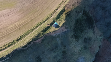 Descubren a una familia que instaló su tienda de campaña en los bordes de un precipicio (FOTOS)