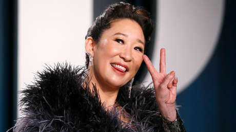 La fotobomba de un dinosaurio a espaldas de Sandra Oh durante los Globos de Oro hace reír a la Red