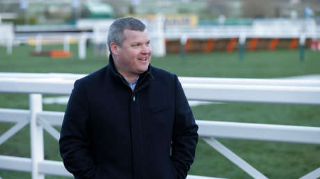 La foto de un reconocido entrenador de caballos de carreras sentado sobre un equino muerto causa indignación en las redes