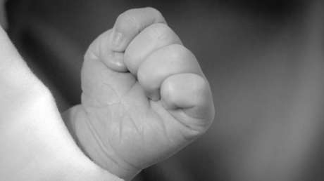 Un bebé de dos meses muere asfixiado tras quedarse atrapado entre la cama y la pared