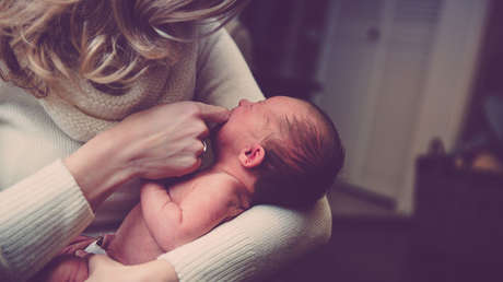 Entra en coma por complicaciones del covid-19 y cuando se despierta tiene un bebé de casi un mes