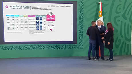 VIDEOS: Un joven burla la seguridad de Palacio Nacional e irrumpe en la conferencia matutina para hablar con López Obrador