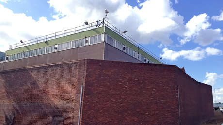 Aparece un posible trabajo de Banksy en el muro de la prisión donde estuvo encarcelado Oscar Wilde (FOTO)