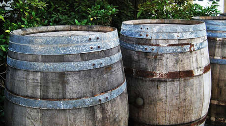 Roban 600 litros de cerveza que se estaban macerando en el fondo del mar en Argentina