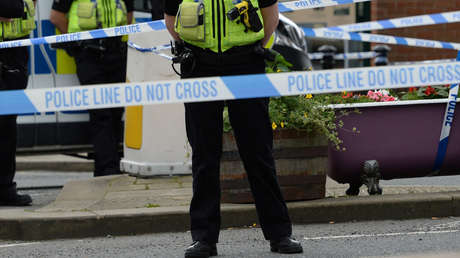 Una mujer usa sus habilidades como ayudante de mago para escapar de su exesposo quien intentaba degollarla