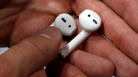 Polémica en Colombia por la compra de dos pares de audífonos AirPods para la Alcaldía de Bogotá en plena crisis económica por la pandemia
